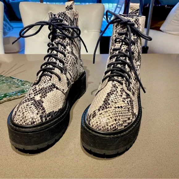 ♥️ Topshop UK 🇬🇧 Black and Cream Snakeskin Combat Boots. Size 8. GOOD AS NEW ! - Picture 3 of 11